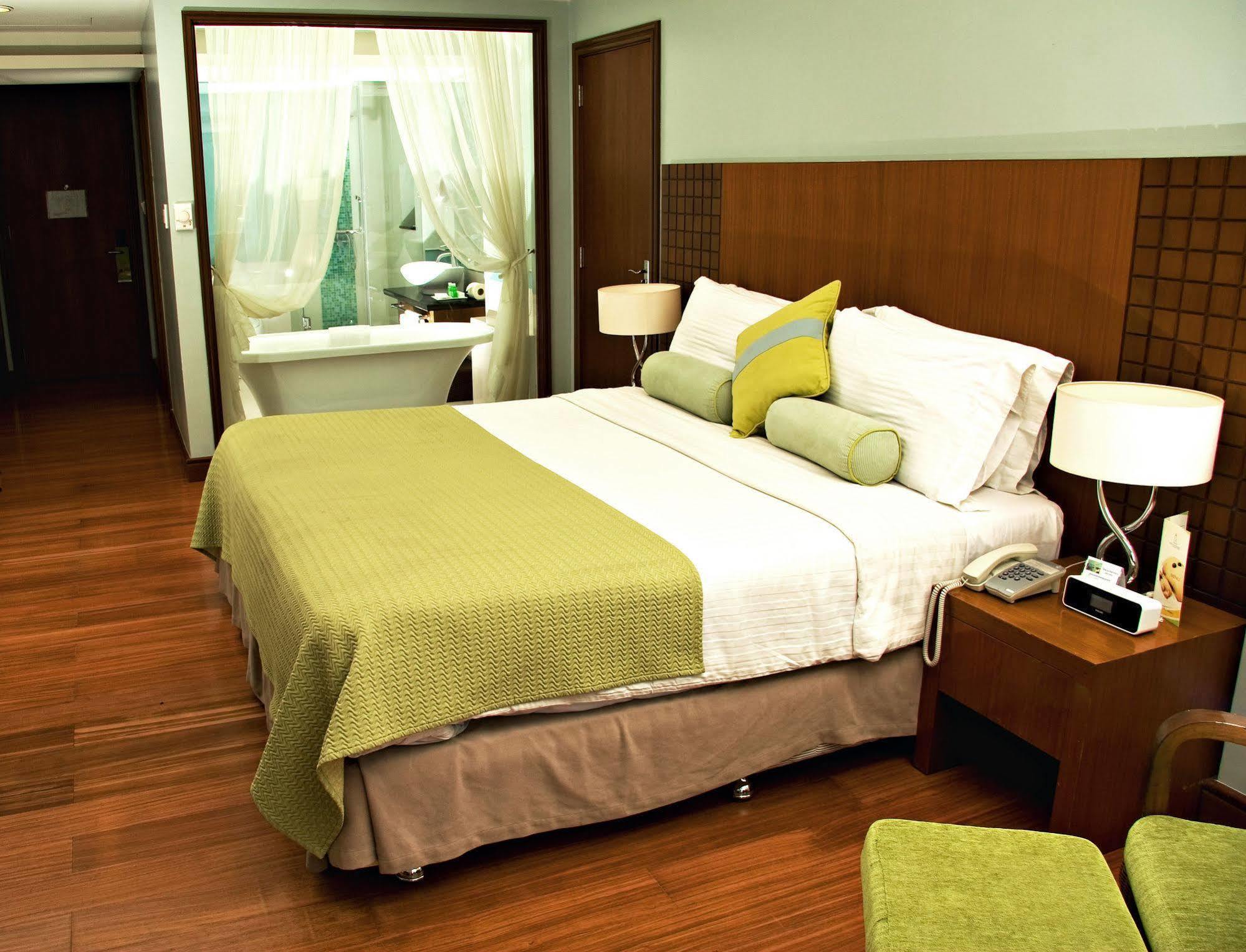 The Lighthouse Marina Resort Olongapo Eksteriør billede